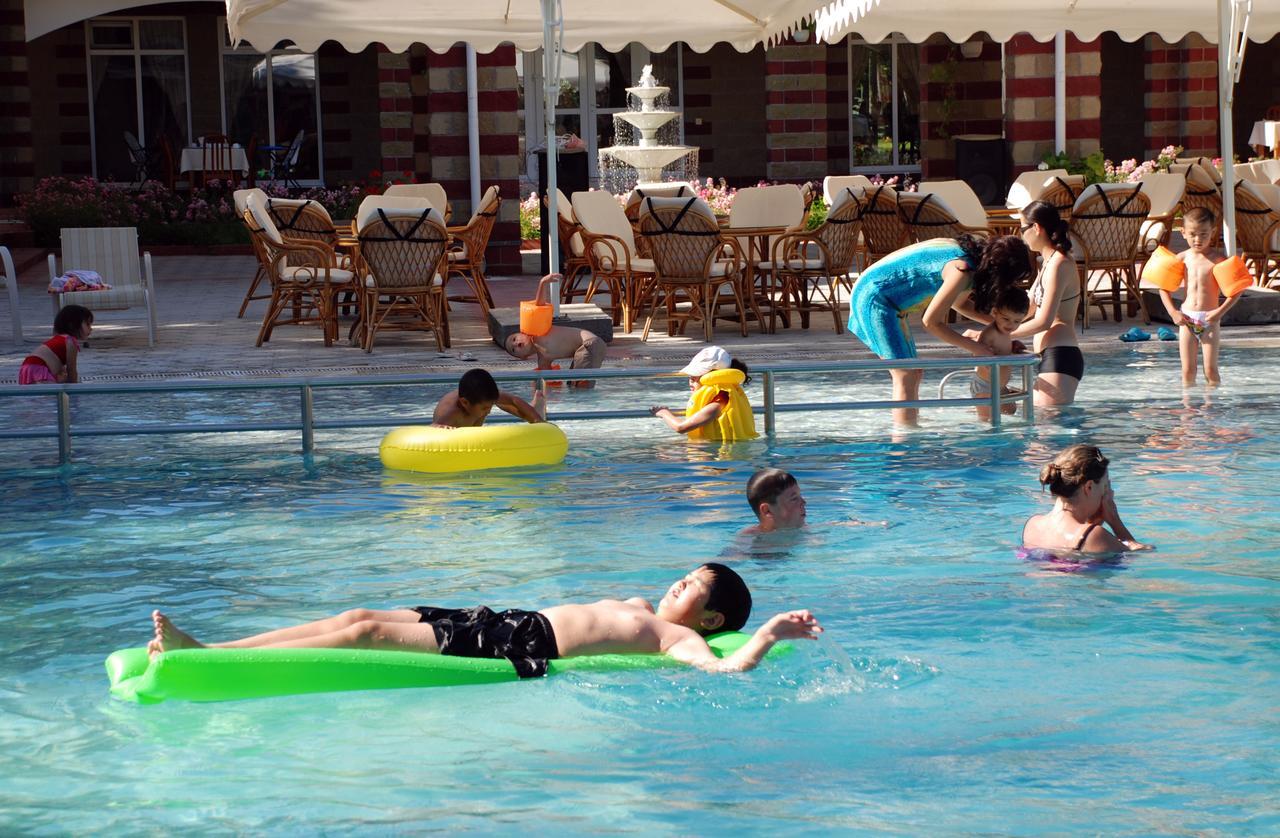 Resort Center Raduga Dolinka Buitenkant foto